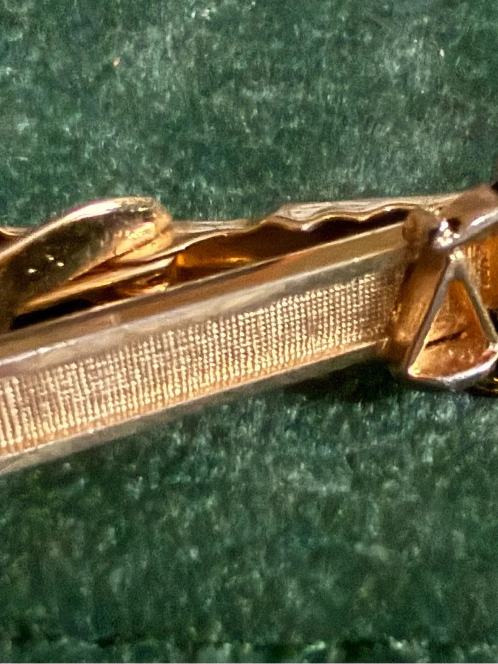 Gold-Tone Men's Tie Clip with Scales Accent w/Cuff Links